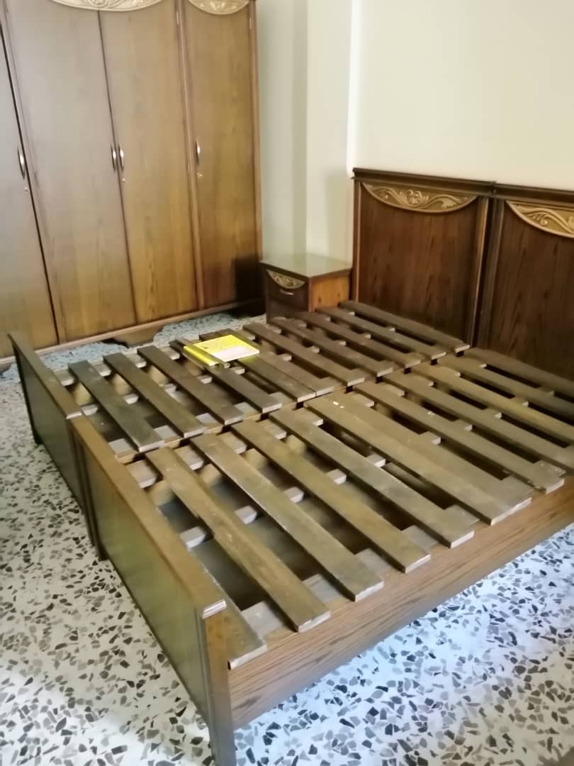 سرير خشبي متين