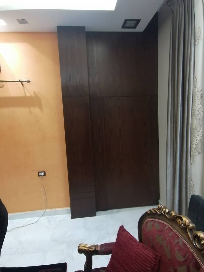 تكسية جدران خشبية داكنة أنيقة