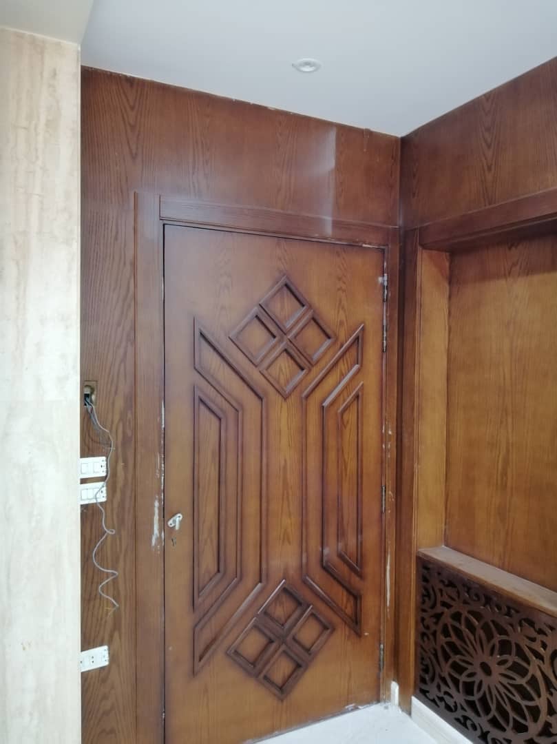 باب خشبي منقوش بزخارف عربية