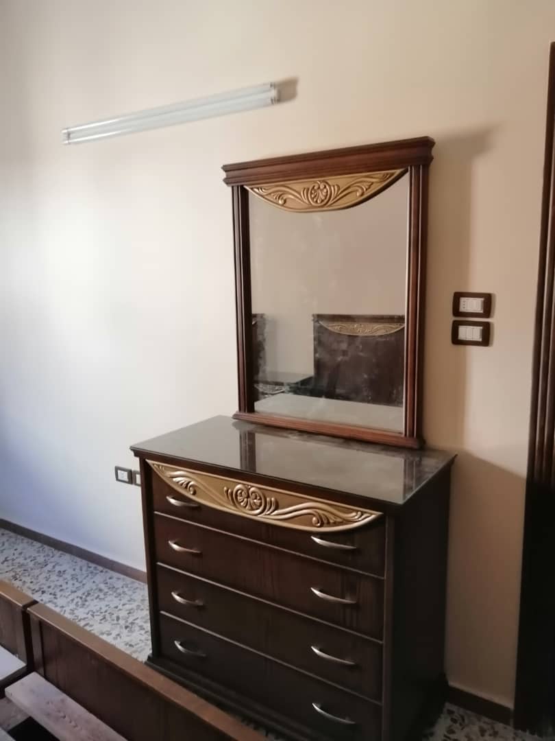 تسريحة غرفة نوم بمرآة منقوشة