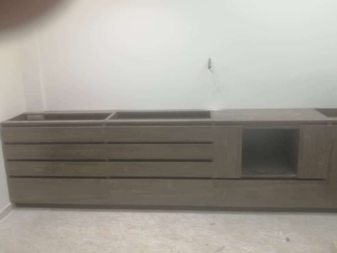 مطبخ عصري بتشطيبات خشبية