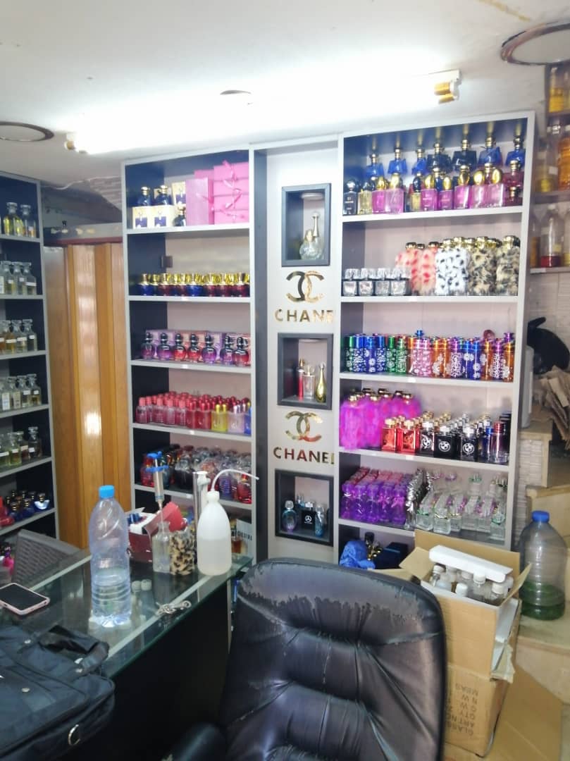 واجهة ورفوف محل عطور خشبية