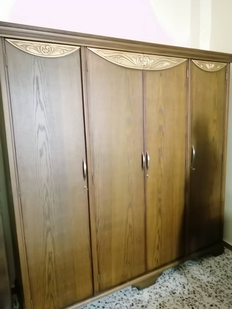 خزانة ملابس خشبية بنقوش كلاسيكية